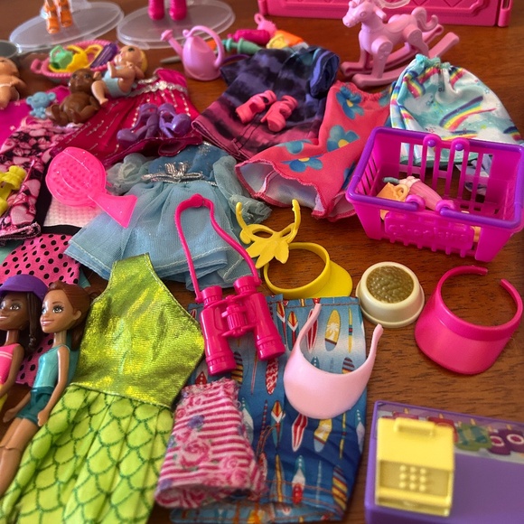 Barbie doll lot with closet - Picture 5 of 9